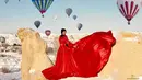 Inilah hasil pemotretan Ria Ricis di Cappadocia yang diabadikan oleh fotografer ternama FD Photography. Istri Teuku Ryan itu tampil cantik dan glamor memakai gaun merah. (Instagram/fdphotography90).