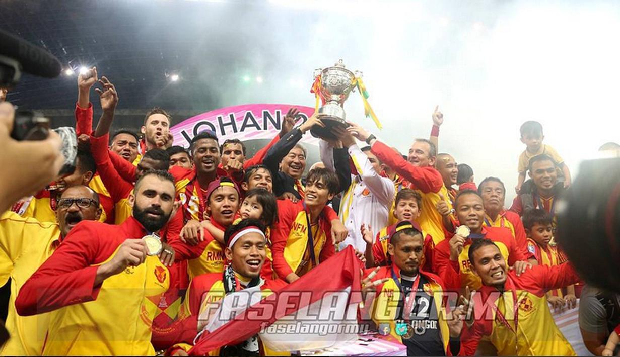 Andik Vermansah berhasil membawa Selangor FA menjuarai Piala Malaysia untuk ke-33 kalinya seusai mengalahkan Kedah FA dengan skor 2-0 dalam laga final, di Stadion Shah Alam, Selangor, Sabtu (12/12/2015). (Instagram/Faselangor.my)
