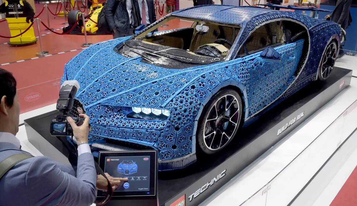 Mobil Bugatti Chiron yang dibangun dari potongan-potongan mainan Lego dihadirkan dalam pameran Paris Motor Show, Selasa (2/10). Tak hanya mirip dari bentuk dan ukuran, replika supercar ini juga bisa dikendarai. (AFP / ERIC PIERMONT)