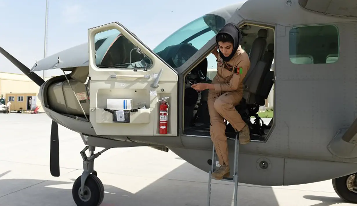 Niloofar Rahmani saat keluar dari ruang kokpit pesawat Angkatan Udara Afghanistan di Kabul. Rahmani menjadi pilot muslimah militer pertama di Afghanistan. Foto diambil pada 26 April 2015. (AFP PHOTO/SHAH Marai)
