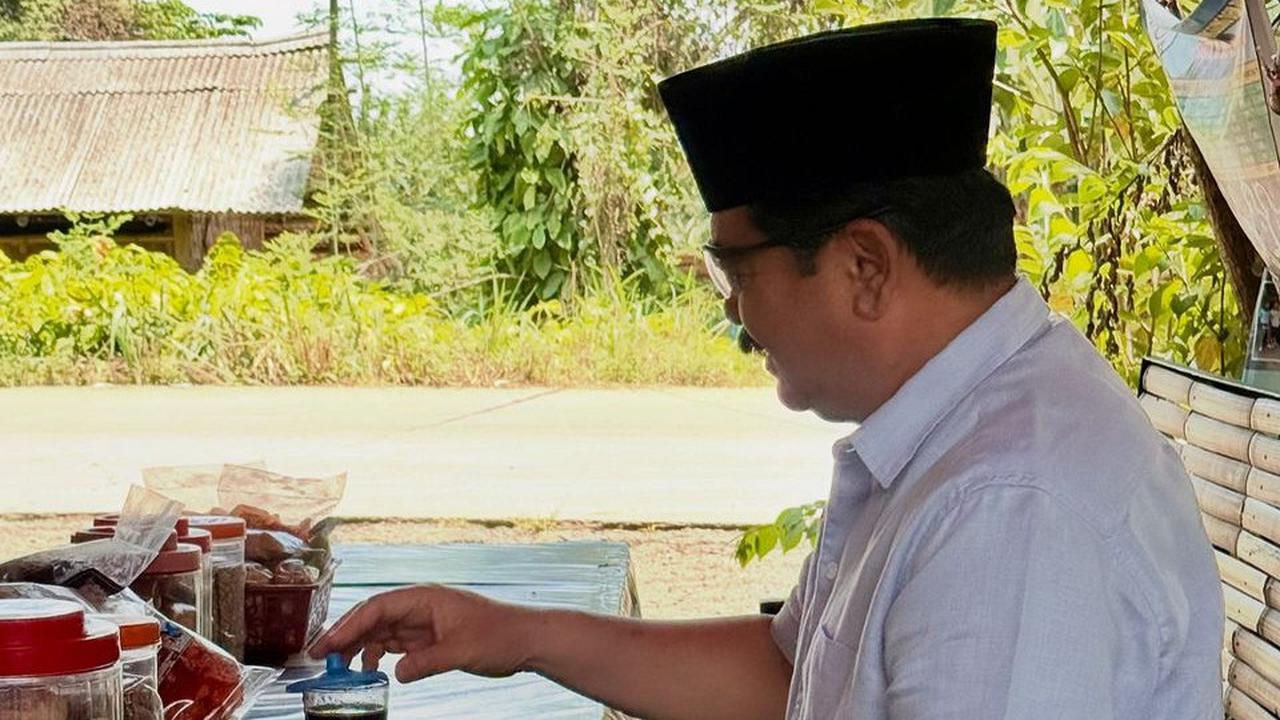 Pensiunan Bintang 4 TNI AU Santai Ngopi Rp5 Ribu di Warung Kampung, Nikmat Ditemani Pisang Goreng