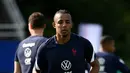 Bek Prancis Jules Kounde menggiring bola selama sesi latihan sebagai bagian dari persiapan tim untuk UEFA Nations League 2022-2023 di Clairefontaine-en-Yvelines, Senin (30/5/2022). Prancis yang menjuarai Nations League tahun lalu akan menjamu Denmark di Stade de France pada Sabtu, 4 Juni 2022 dini hari WIB. (FRANCK FIFE/AFP)