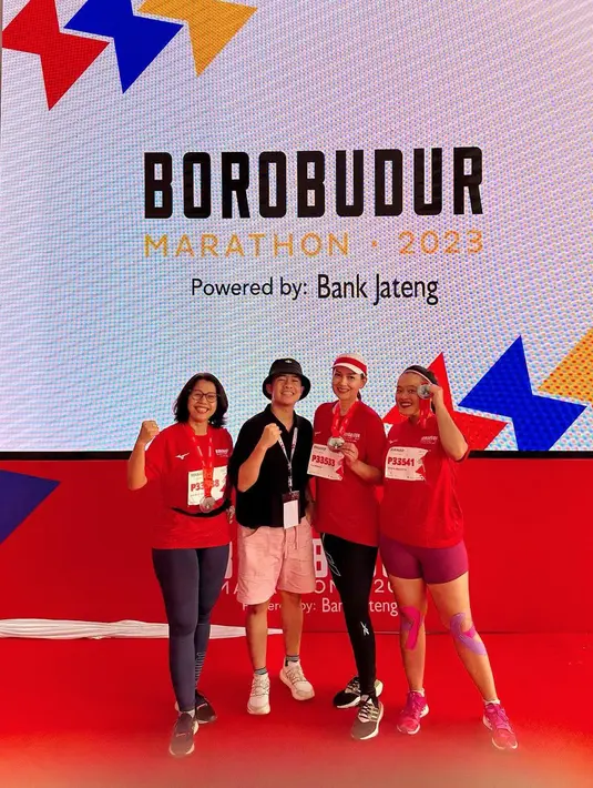 Banyak netizen yang menyebutnya perempuan kelahiran Jerman itu tak menua. Ira tampak dengan postur tubuh langsing dan fit. Netizen fokus dengan kaki ramping nan jenjang Ira Wibowo. [Instagram/irawbw]