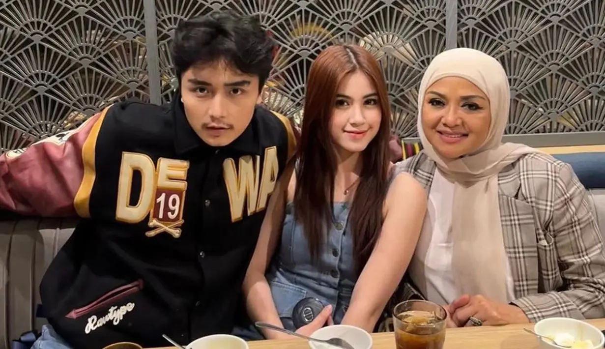Dalam sejumlah foto, terlihat Rinoa yang diajak berbuka bersama dengan keluarga Betharia dan Willy Dozan. Momen itu pun tampak hangat dengan keakraban yang tercipta di antara mereka. Betharia juga memberi pesan kepada Leon agar selalu menanamkan kasih sayang kepada pasangannya. (Liputan6.com/IG/@official.bethariasonata)