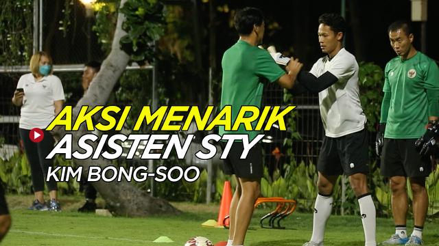 Thumbnail cover video aksi menarik asisten Shin Tae-yong, Kim Bong-soo, saat mengajari salah satu kiper Timnas Indonesia, Selasa (9/11/2021) malam hari WIB (Abdul Aziz/Bola.com)