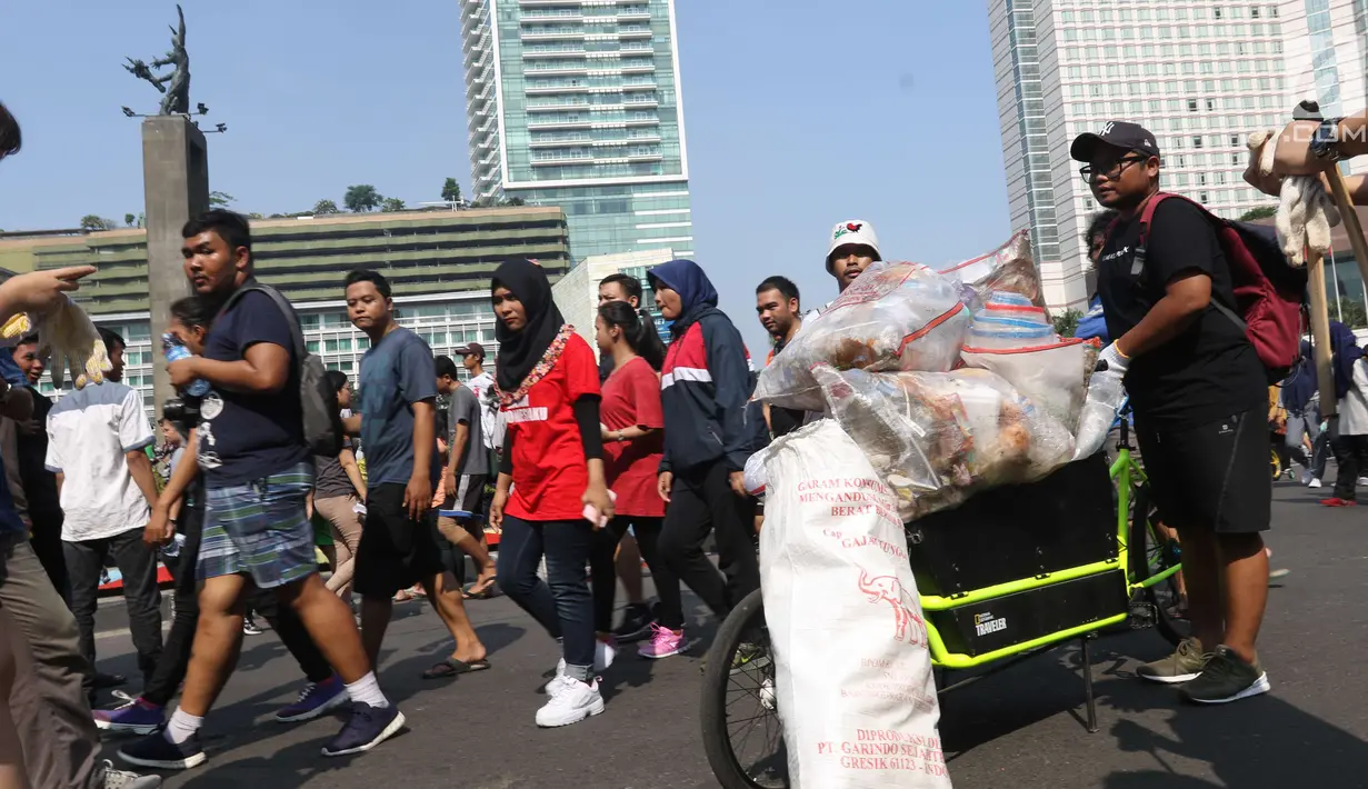 Sejumlah relawan melakukan gerakan bersih sampah plastik di kawasan Car Free Day, Bundaran HI, Jakarta, Minggu (21/10). Gerakan tersebut untuk meningkatkan kesadaran masyarakat mengenai ancaman sampah plastik bagi Bumi. (Liputan6.com/Angga Yuniar)