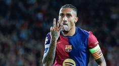 Raphinha terus menunjukkan ketajamannya dalam urusan menjebol gawang lawan. Di Liga Champions musim ini, pemain Barcelona itu sukses menempati posisi teratas sebagai pencetak gol terbanyak sementara dengan koleksi 11 gol. (AP Photo/Joan Monfort)