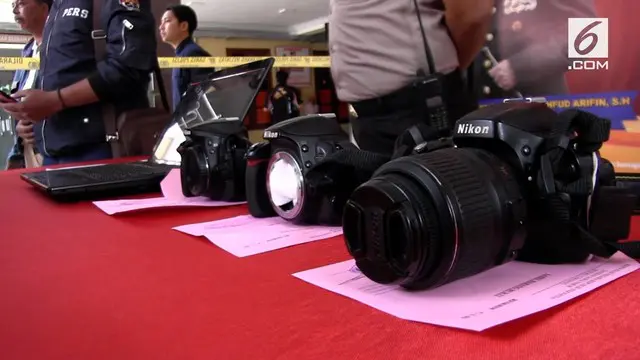 Tiga fotografer di Lumajang, Jawa Timur di bekuk polisi, lantaran terkait kasus pencabulan dalam profesinya. Ratusan foto bugil disita polisi.