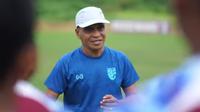 Alexander Saununu, sahabat almarhum Syamsuddin Batola, di Diklat Ragunan dan Pelita Jaya melanjutkan tugas sebagai pelatih Persewangi di Liga 4 Jatim. (Bola.com/Gatot Sumitro)