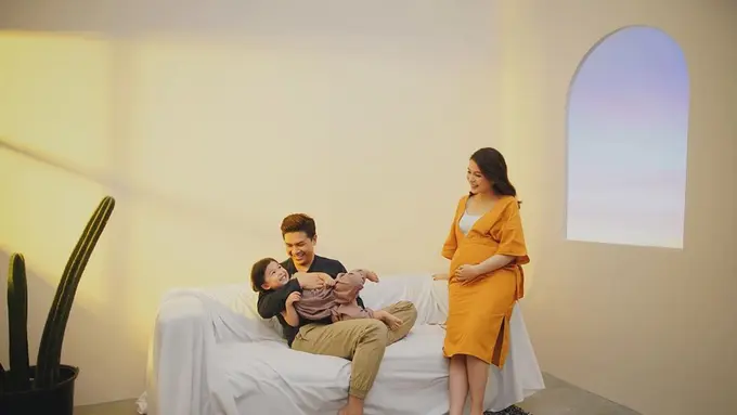 6 Potret Maternity Shoot Chelsea Olivia dan Glenn Alinskie di Rumah, Simpel Penuh Kehangatan