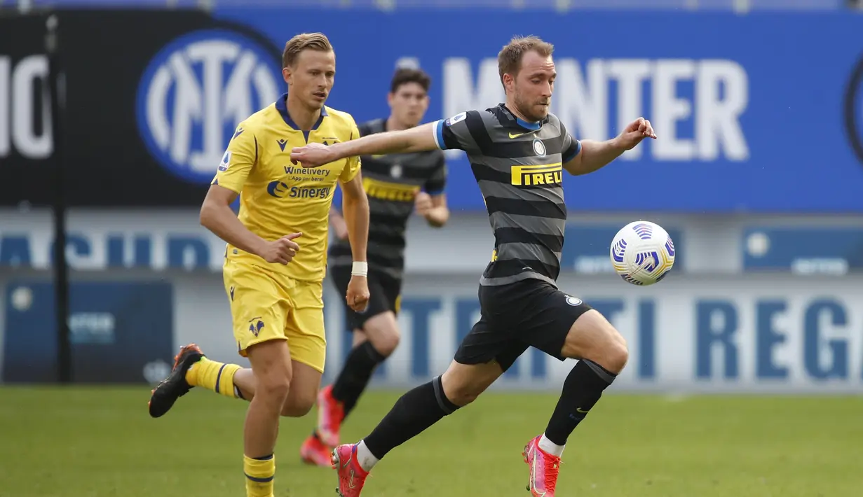 Gelandang Inter Milan, Christian Eriksen (kanan) menguasai bola dibayangi gelandang Hellas Verona, Antonin Barak dalam laga lanjutan Liga Italia 2020/2021 pekan ke-33 di San Siro Stadium, Milan, Minggu (25/4/2021). Inter menang 1-0 atas Verona. (AP/Antonio Calanni)