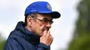 Pelatih Chelsea, Maurizio Sarri melihat pemainnya berlatih di Chelsea Training Ground, di Cobham, Surrey (22/5/2019). Chelsea akan bertanding melawan Arsenal pada babak Final Liga Europa pada 29  Mei di Baki Olimpiya Stadionu. (AFP Photo/Ben Stansall)