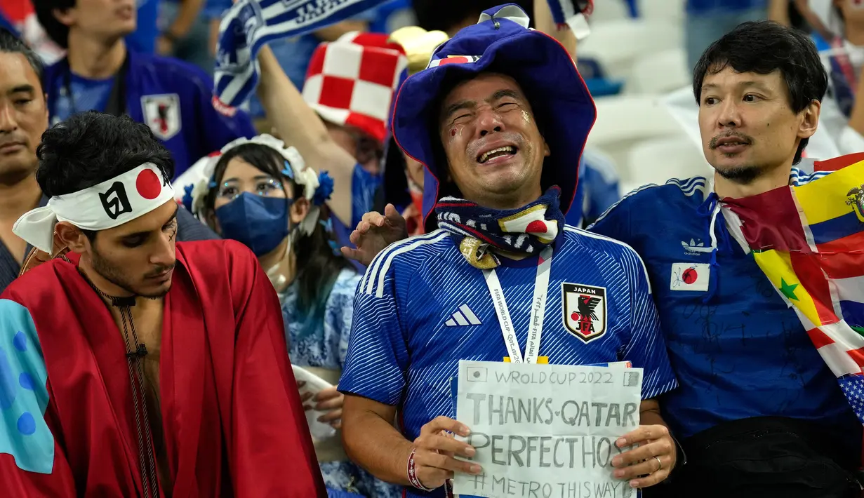 Suporter Jepang bereaksi setelah Kroasia mengalahkan Jepang pada pertandingan sepak bola babak 16 besar Piala Dunia 2022 di Stadion Al Janoub, Al Wakrah, Qatar, 5 Desember 2022. Jepang disingkirkan Kroasia dari Piala Dunia 2022 lewat adu penalti. (AP Photo/Francisco Seco)