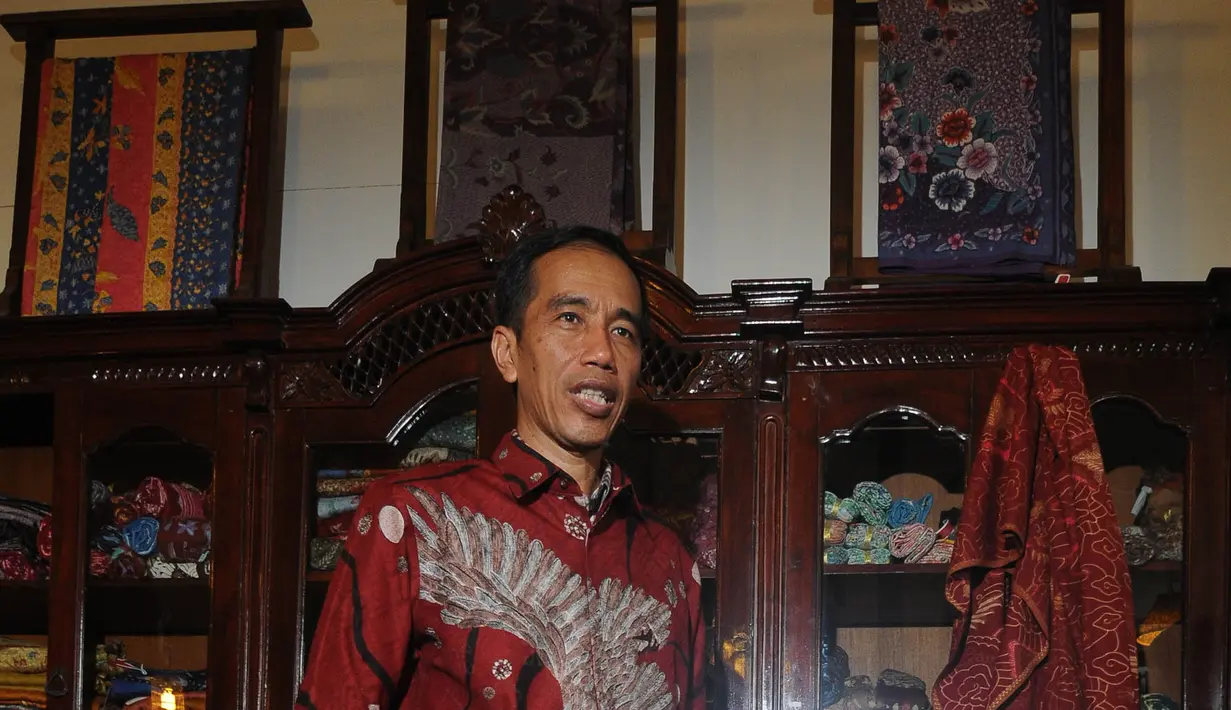 Jokowi tertarik untuk mencoba batik merah yang bergambar elang, Cirebon, Jawa Barat , Rabu (18/6/2014) (Liputan6.com/Herman Zakharia).
