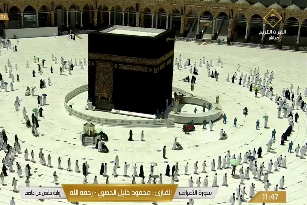 Ibadah umrah di Mekkah pada Senin (19/4/2021).