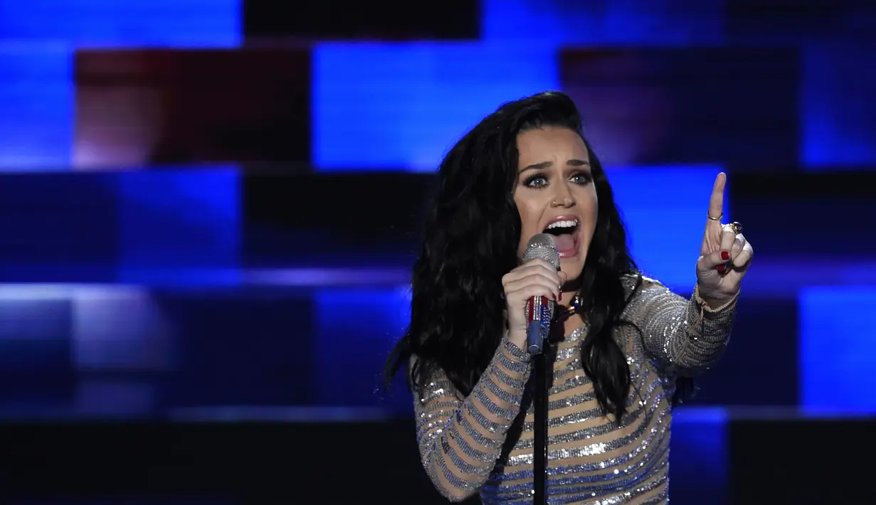 Demi mendukung calon Presiden Amerika Serikat, penyanyi yang biasa tampil seksi akan berjuang habis-habisan. Bahkan demi perubahan dunia, ia akan datang ke bilik suara pemilihan tanpa mengenakan busana. (AFP/Bintang.com)