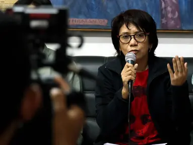 Istri mendiang Munir, Suciwati memberikan keterangan pers Ultimatum Suciwati untuk Presiden terkait hilangnya laporan Tim Pencari Fakta (TPF) kasus pembunuhan aktivis Munir, di Kantor Kontras, Jakarta, Rabu (19/10). (Liputan6.com/Johan Tallo)