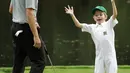 Pegolf Amerika Serikat, Webb Simpson dan putranya, James bereaksi saat hari terakhir mengikuti latihan untuk turnamen golf Masters 2018 di Augusta, Georgia, Rabu (4/4). (AP Photo/Matt Slocum)