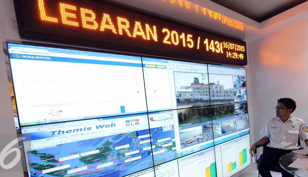 Petugas memantau layar monitor di ruang pusat kontrol arus mudik di Jakarta (15/7/2015). Ruang kontrol ini mengamati jalan utama, bandara, stasiun kereta api dan pelabuhan laut yang digunakan para pemudik. (Liputan6.com/Helmi Afandi)