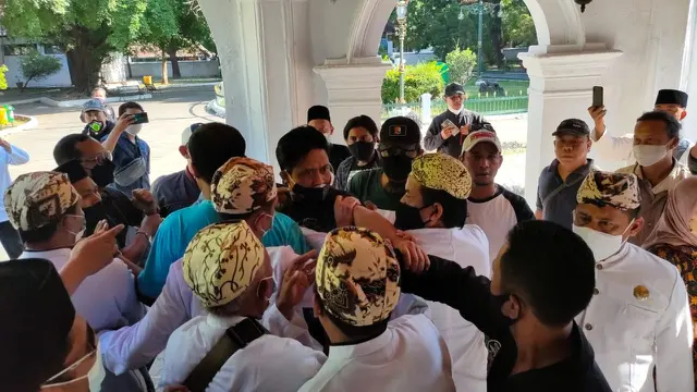 Kericuhan Berebut Tahta Cirebon