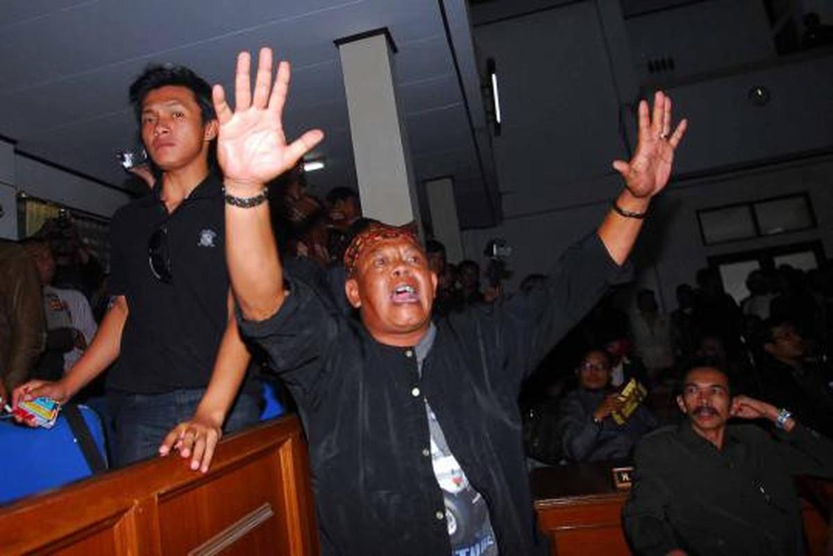 Sidang Aceng ditunda, warga marah-marah di gedung DPRD Garut