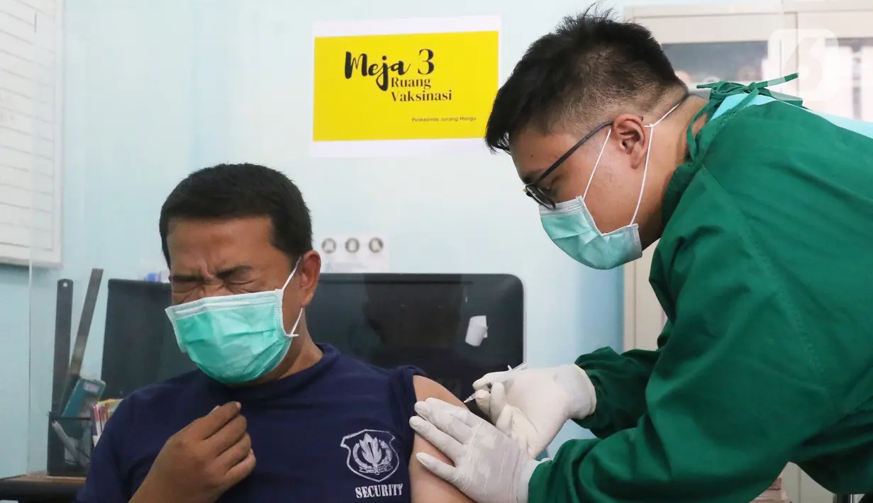 Vaksinator menyuntikkan vaksin COVID-19 kepada tenaga kesehatan yang bertugas di Puskesmas Jurang Mangu, Tangerang Selatan, Jumat (15/1/2021). Program vaksinasi COVID-19 tahap pertama kepada tenaga kesehatan mulai dilakukan di berbagai daerah di Indonesia. (Liputan6.com/Angga Yuniar)