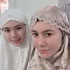 Wulan Guritno tampil mengenakan mukena shining coklat bermotif dengan wajah barefacenya. Tampak sang putri tercinta mendampinginya. [@wulanguritno]
