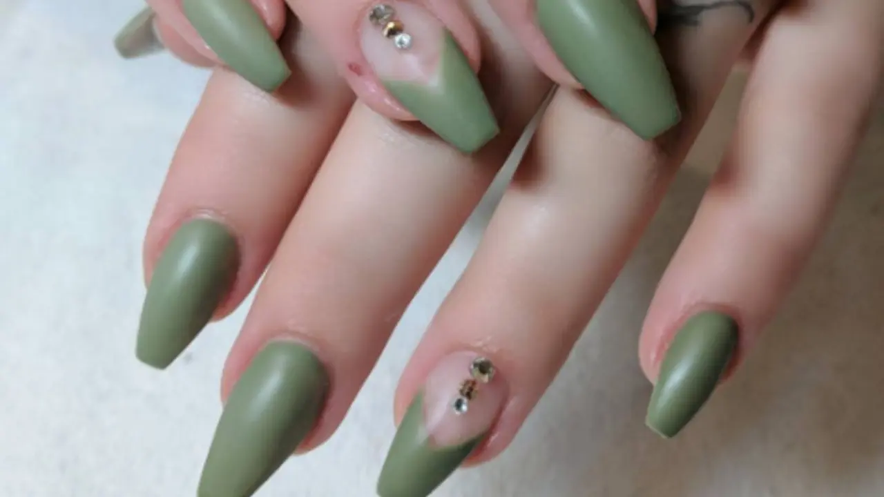 Miliki Kuku Bagus dengan Mencoba Nail Art Super Simpel 