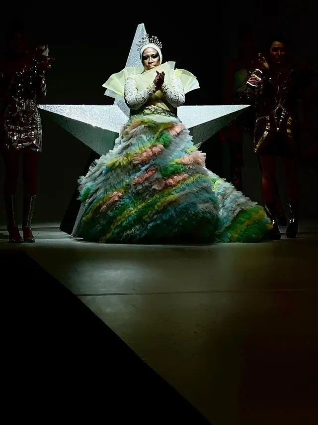 Potret Melly Goeslaw di Jakarta Fashion Week 2020 (sumber: instagram/melly_goeslaw)