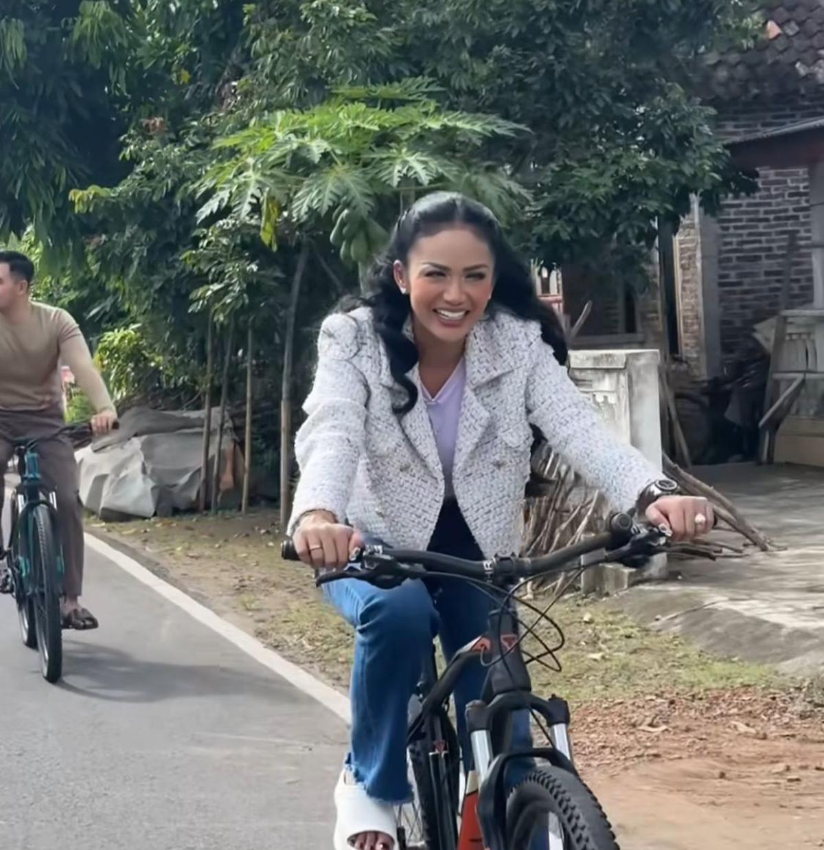 Potret Kris Dayanti Gowes di Plataran Heritage Borobudur, Pamer Look Simpel Tapi Elegan