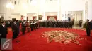 Presiden Joko Widodo melantik dua anggota Komisi Yudisial (KY) dan 9 anggota Ombudsman di Istana Negara, Jakarta (12/2). Pelantikan tersebut berdasarkan Keputusan Presiden Nomor 20P Tahun 2016 untuk masa jabatan 2015-2020. (Liputan6.com/Faizal Fanani)