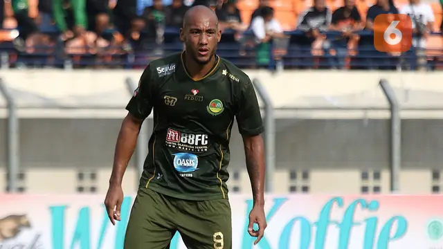Loris Arnaud (Tira Persikabo)