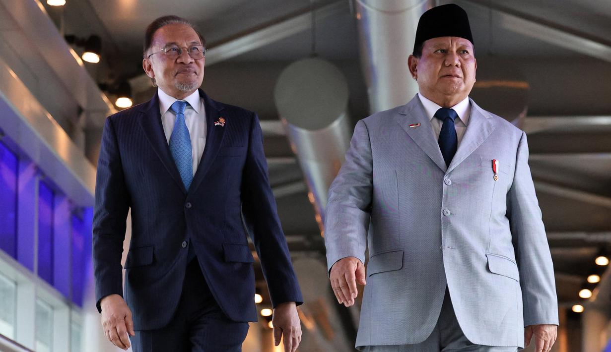 Presiden Prabowo Subianto menegaskan komitmen bersama Perdana Menteri (PM) Malaysia Anwar Ibrahim untuk menertibkan persoalan tenaga kerja Indonesia (TKI) di Malaysia. (HASNOOR HUSSAIN/POOL/AFP)