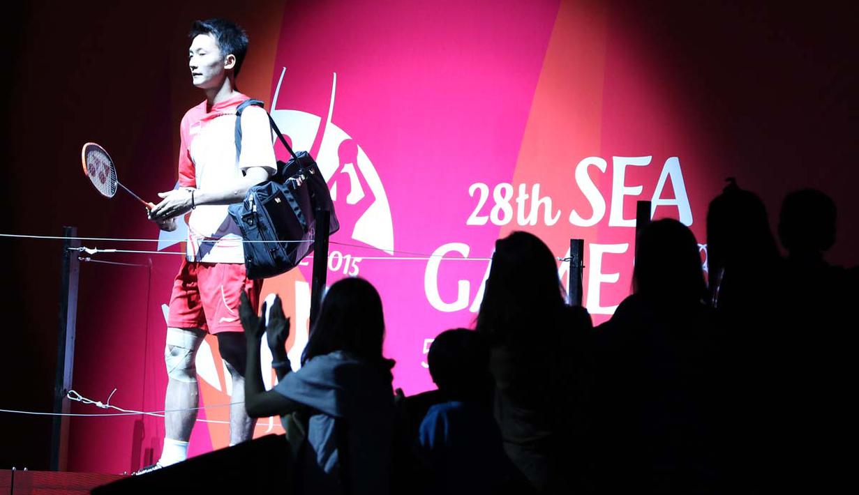 Pebulutangkis putra Indonesia, Ihsan Maulana Mustofa, saat akan bertanding melawan pemain Thailand, Suppanyu Avihingsanon. (Bola.com/Arief Bagus)