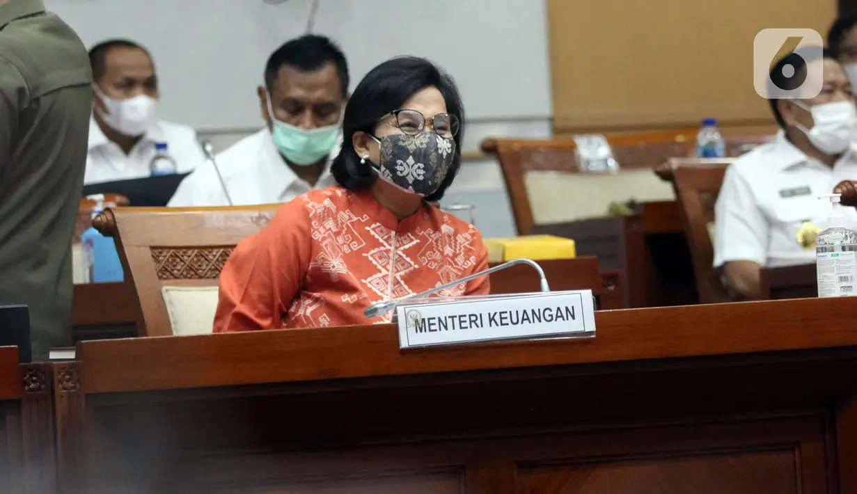 Menteri Keuangan Sri Mulyani rapat kerja dengan Komisi I DPR di Kompleks Parlemen, Senayan, Jakarta, Kamis (27/1/2022). Rapat meminta persetujuan DPR untuk penjualan eks KRI Teluk Mandar 514 dan KRI Teluk Penyu 513. (Liputan6.com/Angga Yuniar)