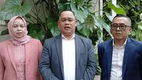 Kuasa hukum Ridwan Kamil, Muslim Jaya Butarbutar (tengah).