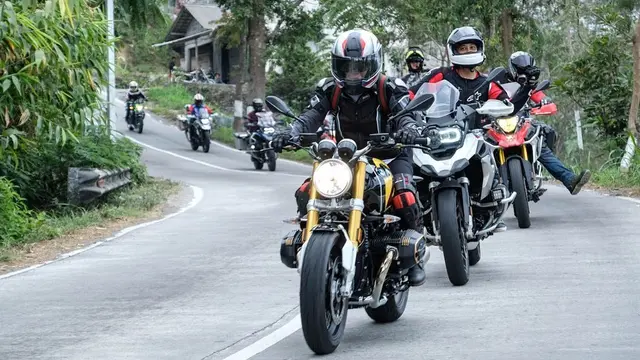 6 Gaya Nikita Mirzani saat Naik Motor Gede, Curi Perhatian