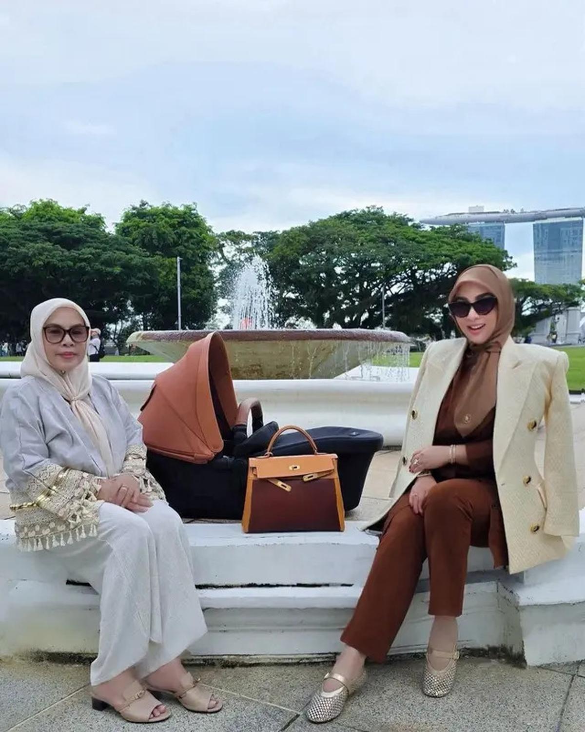 6 Potret Koleksi Tas Hermes Syahrini saat Momong Baby R, Total Harganya Nyaris Rp1 Miliar