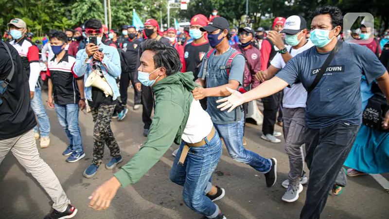 Massa Diduga dari Anarko Diamankan Petugas Kepolisian