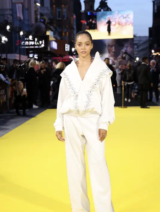 Quintessa Swindell berpose saat menghadiri pemutaran perdana film 'Black Adam' di London pada Selasa, 18 Oktober 2022. Di film ini Quintessa Swindell berperan sebagai karakter Cyclone. (Photo by Vianney Le Caer/Invision/AP)