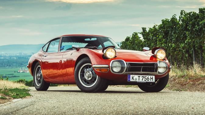 Toyota 2000 GT merupakan hasil kerjasama antara Toyota dan Yamaha.  Mobil kelahiran tahun 1967 ini terlihat sangat bagus untuk sebuah mobil Jepang.  2000 GT menggunakan mesin 6 silinder segaris 2.000cc yang mampu menghasilkan tenaga hingga 148 hp dan torsi 176 Nm.  Toyota hanya memproduksi 341 unit mobil ini dari tahun 1967 hingga 1970. (Sumber: evo.co.uk)