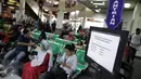 Sebuah tulisan pemberitahuan antrean dipampang di ruang antre RS Kanker Dharmais, Jakarta, Senin (15/5). Ransomware WannaCrypt atau Wannacry ini merupakan jenis virus malware komputer yang berkembang paling cepat. (Liputan6.com/Faizal Fanani)