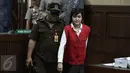 Jessica Kumala Wongso, tersangka pembunuhan Wayan Mirna Salihin, dikawal petugas menuju kursi pemeriksaan di ruang sidang PN Jakarta Pusat, Selasa (21/6). Sidang beragenda mendengarkan jawaban dari pihak Jaksa Penuntut Umum. (Liputan6.com/Faizal Fanani)