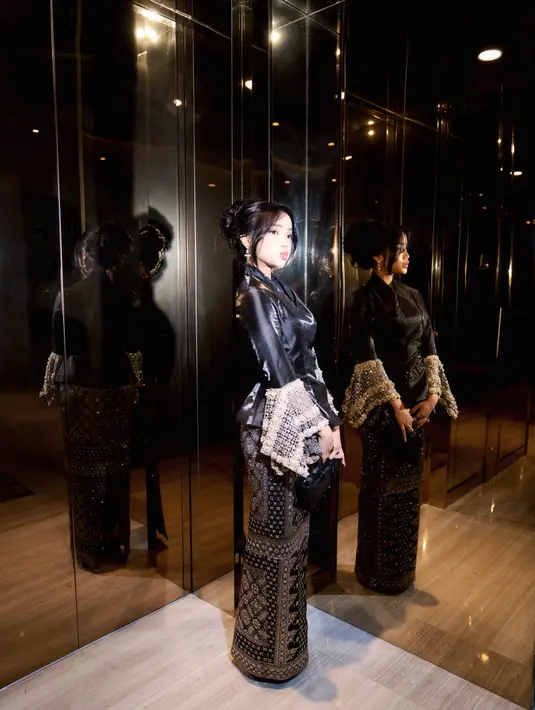 Fuji Utami kenakan siluet kebaya hitam satin dengan aksen lengan terumpet lace dan embroidery [@fuji_an]