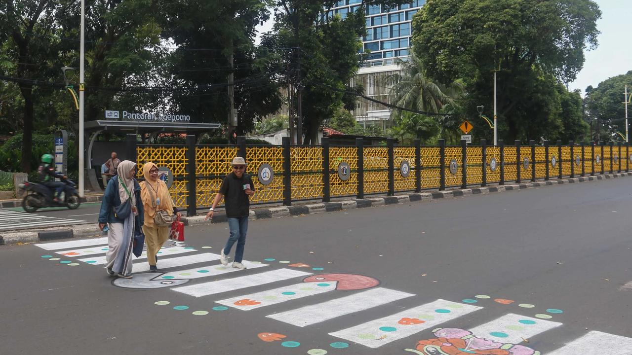 FOTO: Zebra Cross Unik Kreatif Warga di Jalan Soepomo Jadi Perhatian Publik