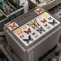 Seorang seniman berhasil melukis sejumlah gedung dengan gambar kupu-kupu yang tampak realistis. (Foto: Mantra)