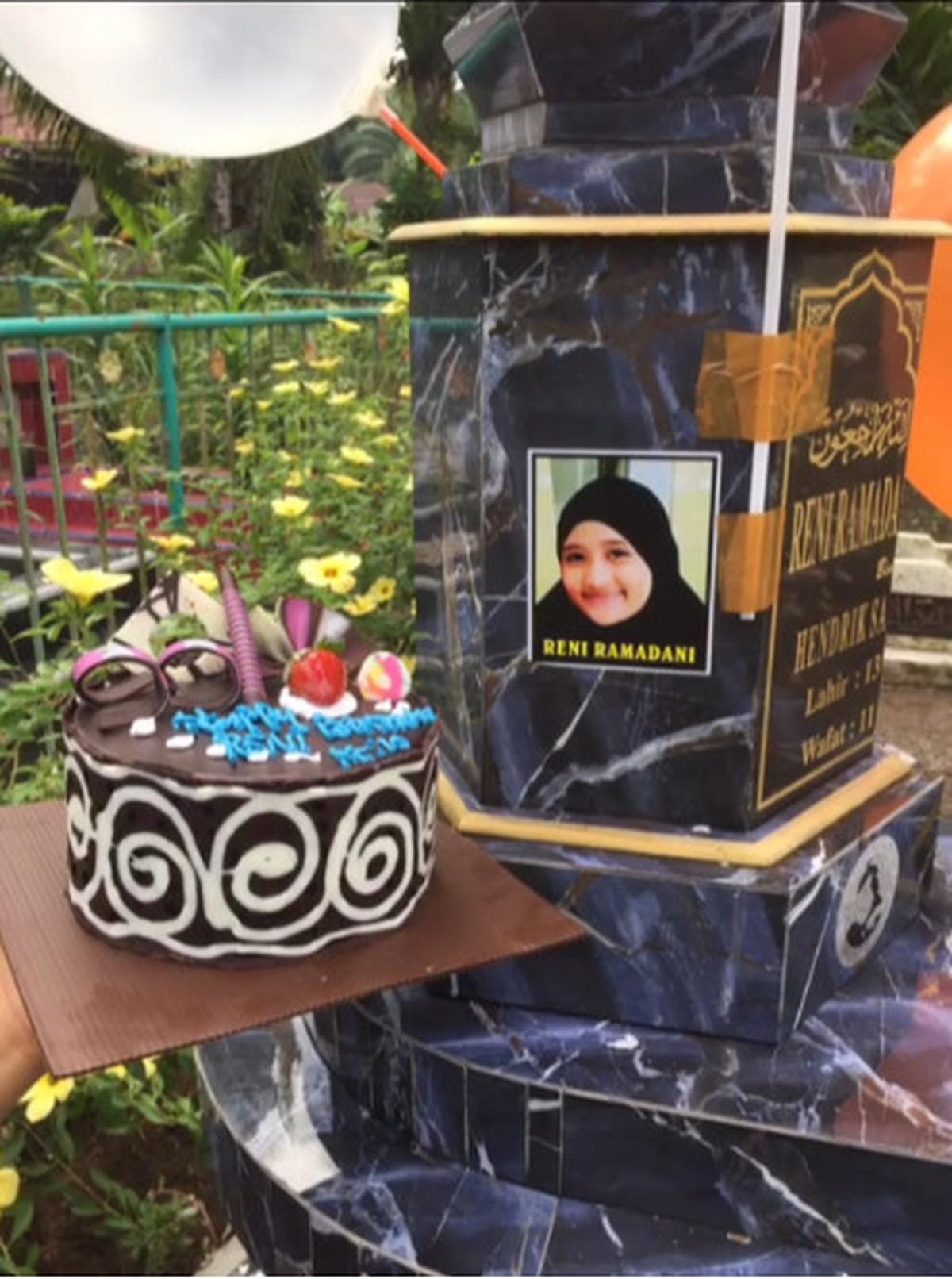 Viral Momen Orang Tua Rayakan Ulang Tahun Anaknya yang Sudah Meninggal, Kuburan di Hiasi Balon hingga Kue Ultah