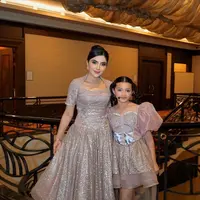 Dalam momen spesial ini, keduanya tampil serasi mengenakan busana kembar bernuansa glamor dari Leura Prive dan Leura Couture, sekaligus memancarkan pesona elegan dan manis dalam satu harmoni yang indah. [@ashanty_ash].