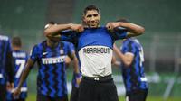 Pemain Inter Milan Achraf Hakimi merayakan golnya ke gawang Bologna pada pekan ke-10 Liga Italia di Stadion Giuseppe Meazza, Minggu (6/12/2020) dini hari WIB.(AP Photo/Antonio Calanni)