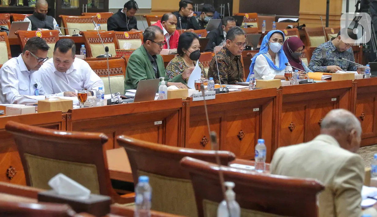 Suasana rapat kerja antara Wakil Menteri Hukum dan HAM RI, Edward Omar Sharif Hiariej dengan Komisi III DPR RI di Kompleks Parlemen, Senayan, Jakarta, Rabu (9/11/2022). Rapat tersebut membahas penyampaian penyempurnaan Rancangan Kitab Undang-undang Hukum Pidana (RKUHP) hasil sosialisasi Pemerintah. (Liputan6.com/Angga Yuniar)
